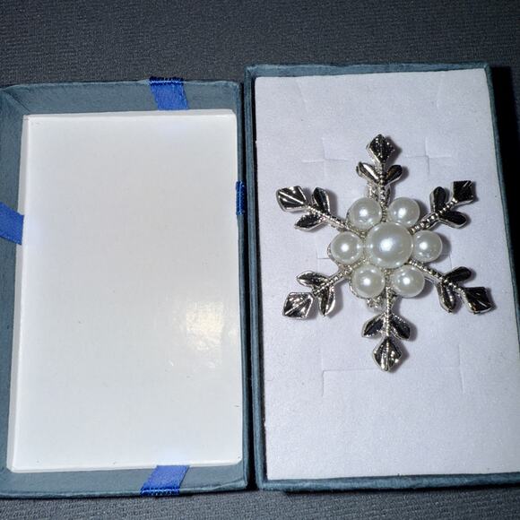 NWT Silvertone And Faux Pearl Snowflake Brooch Pin - Picture 3 of 3